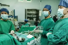 尴尬至极！20岁姑娘未婚未育，胸口却总有乳汁溢出…检查后吓懵图片