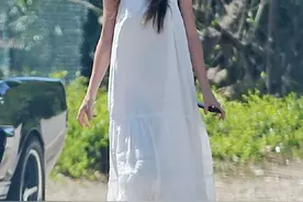达妹和男友女儿现身，一袭白裙甜美又干净，太适合达妹气质了图片