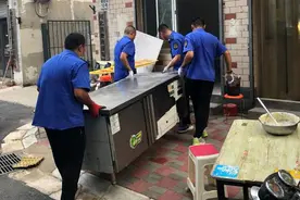 石家庄西苑街道拆除沿街临建 还路于民图片