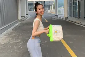 虞书欣太有少女感了吧！吊带配牛仔裤清新脱俗，丸子头更显甜美图片
