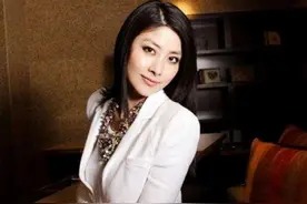 47岁陈慧琳不愧是名媛，穿卡其风衣搭连衣裙气质阔太，照穿高贵图片