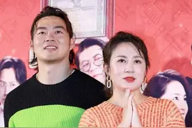 马丽首次携小11岁老公露面，亮片毛衣有活力，穿短裤腿不输李沁图片