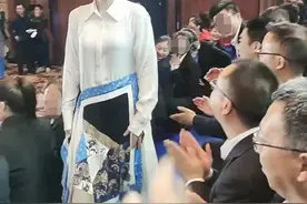45岁梅婷近照太美，白到发光被人群簇拥，一双儿女年纪小颜值高图片