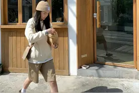 初秋流行一种穿法，叫长上衣+短裤子，好看时髦，还很显腿长图片