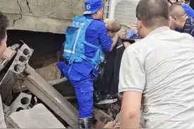 郑州遇难母亲托举保护婴儿看哭无数人：一定要记住用生命爱你的人图片