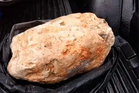 35位渔民出海捕鱼，意外挖到一块127公斤的石头，卖出1000万高价图片