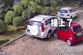 山东女司机开迷你车入库，仍剐蹭到路边车，男子一看默默含泪修车图片