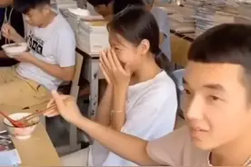 【我想把最好的都给你 ——男孩给同桌女生夹肉 ，举动暖哭网友】图片