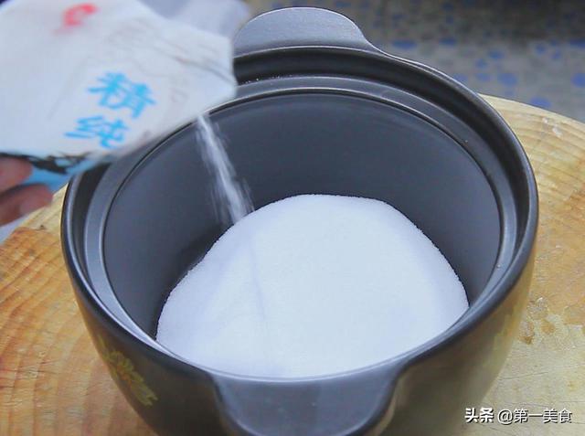 这才是盐焗鸡翅的地道做法，肉质鲜嫩，香气四溢，味道特别棒