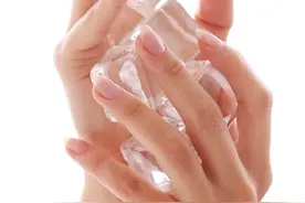 打篮球手腕扭伤后 冰块要比红花油好用？图片