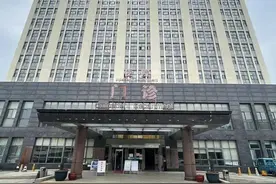 19岁女孩拍X光时被要求脱光上衣？涉事医院回应图片