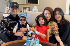 章子怡晒儿子照片，一家人都白白胖胖，唯独生完二胎的她消瘦不少图片