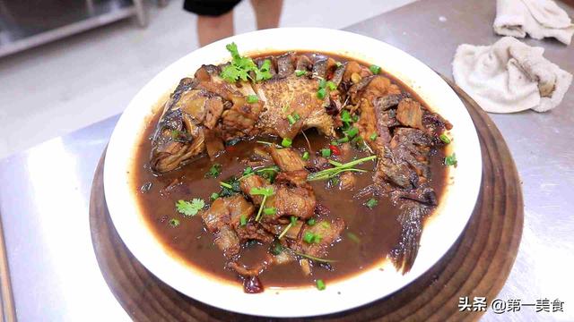 3斤草鱼配上1斤五花肉，倒一罐啤酒直接炖，出锅香气扑鼻，太香了