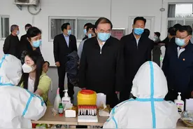河南省人大常委会副主任徐济超在郑州市视察返校复学和疫情防控工作图片
