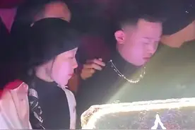 GAI宠妻人设崩塌？带哺乳期老婆喝酒蹦迪，开黑桃A对瓶豪饮图片