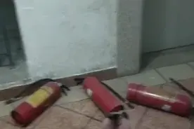 凌晨发现邻居家冒黑烟，长沙小伙狂踹房门救下熟睡的一家六口，获万元正能量奖励图片