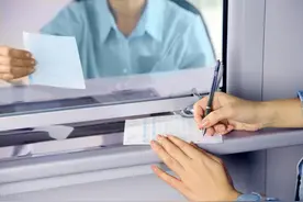 资深工程师和部门负责人疫情中下岗后，六十四岁开始在美国当法警图片