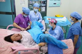 婆家不让产妇顺产打无痛，生完下床打老公，三个护士差点没拦住图片