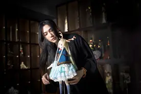 一名四川男子留着长发，化妆后区别不出男性还是女性图片