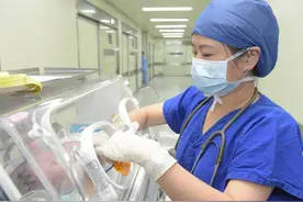 高颜值宝宝被亲戚夸赞，被质疑拯救银河系了吗？医生：自律就够了图片