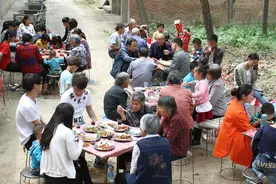 农村孩子考上专科，家里大摆十五桌，邻居称太丢人了图片