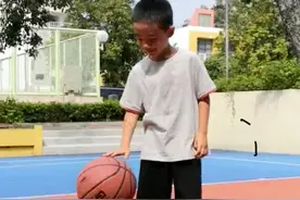 应采儿爸爸六一晒俩外孙，Jasper陪弟弟玩游戏，画面温馨有爱图片