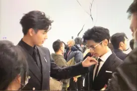 星光大赏后台也精彩，陈飞宇为罗云熙整理衣领，肖战私底下在卖萌图片