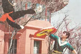 “不怕千招会，就怕一招精”：腾空双飞脚与腰腹力量训练图片