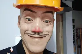 52岁“光头强”：热度褪去无人问津，豪车换摩托，娇妻不辞而别图片