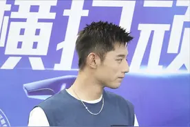 张继科的长相是真的帅，就算穿简单的休闲服装，也能看出好气质图片