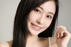 小说：两个穿着制服的小美女图片