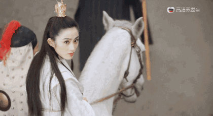 她参演了5部《逃学威龙》，戏份却越来越少，从女主逐渐演成女配
