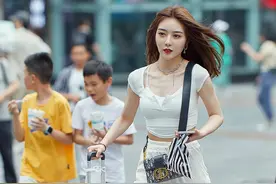 白T恤+白色灯笼裤，适合夏天的白色系穿搭，清凉舒适又显气质温柔图片