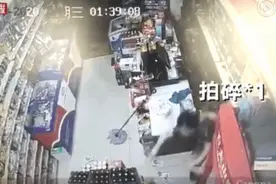 店员6瓶啤酒将劫匪撂倒，警方通报：正当防卫图片