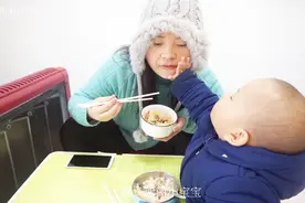 晶晶在家做土豆焖饭，简单易做，三分钟教会你，让你一餐吃三碗饭视频封面