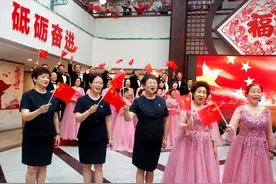 青岛市离退休干部唱响《今天是你的生日，中国》庆祝中华人民共和国成立72周年图片