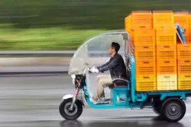 捕捉京城街头各种各样的电动三轮车，原创：扫街摄影图片