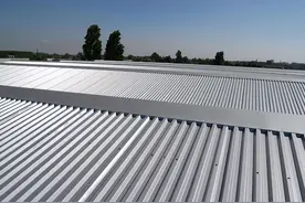 彩钢瓦盖房的危害有多大？很多地方强行拆除，到底该不该保留呢？图片