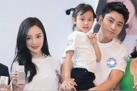 李小璐未离婚前，贾乃亮带女儿摘芒果，只顾自己吃，馨爷看馋了图片