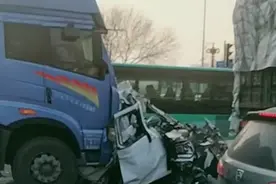 山东威海一小车被2辆大货车夹击，车头直接被挤碎图片