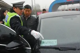 买新车挂临牌上路就被抓？车主大喊憋屈，交警：有临牌也得扣12分图片