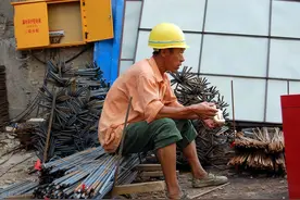 建筑工地钢筋工一月能挣多少钱？分天工和包工，工资不按月来计算图片