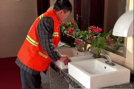 周口“豪华KTV公厕”装饰已撤除 师傅：节日过了就撤了，也避免网友聚集图片