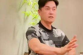 吕良伟挑战高难度健身动作，定在空中不会倒，身材健硕不像65岁图片
