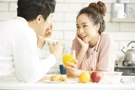 人们都说“男追女隔座山，女追男隔层纸”，真是这样吗？图片