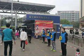 文明实践在一线！龙华区为富士康园区设文明“一米线”图片