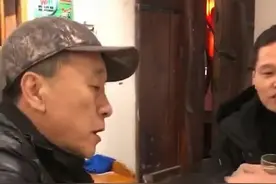 62岁刘亚津现身小餐馆，环境杂乱被指太寒酸，说话无人理好尴尬图片