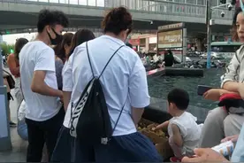 让成年人自愧不如！郑州一小学生课余摆摊两年，赚了上万元图片