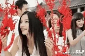 赵薇十几年前的拉芳广告，背景板全是巨星，最边缘的她竟火遍全网图片