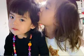 有种“姐姐”叫咘咘，和妹妹波妞合照时，咘咘的手永远护着妹妹图片